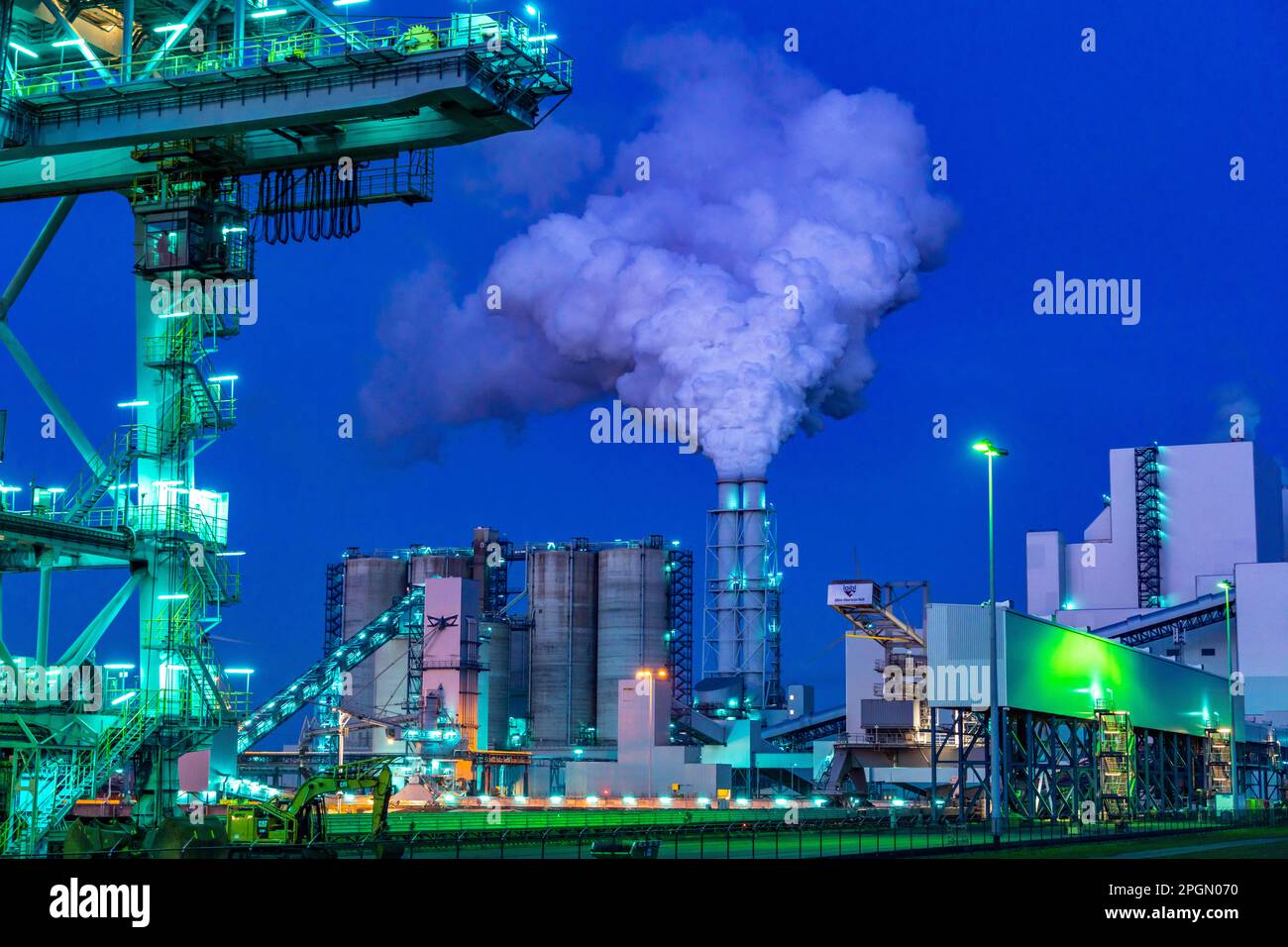 RWE-Kohlekraftwerk Eemshavencentrale im Hafen von Eemshaven, Betreiber RWE Power, Hafenkrane, Niederlande Stockfoto