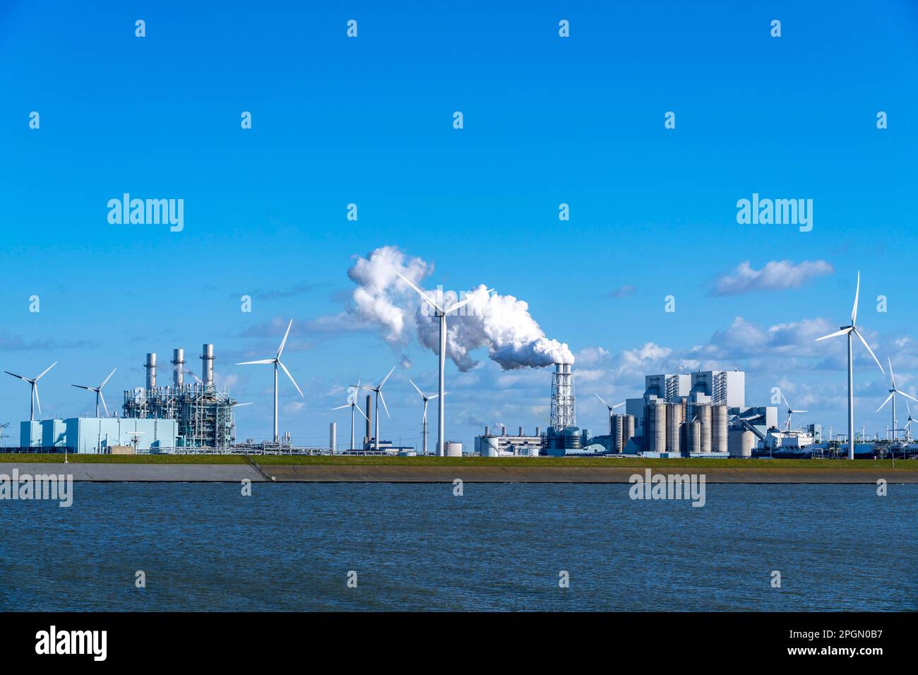Links das gasbefeuerte Kraftwerk Magnum mit einer Kapazität von 1410 Megawatt; rechts das Kohlekraftwerk Eemshavencentrale von RWE im Stockfoto