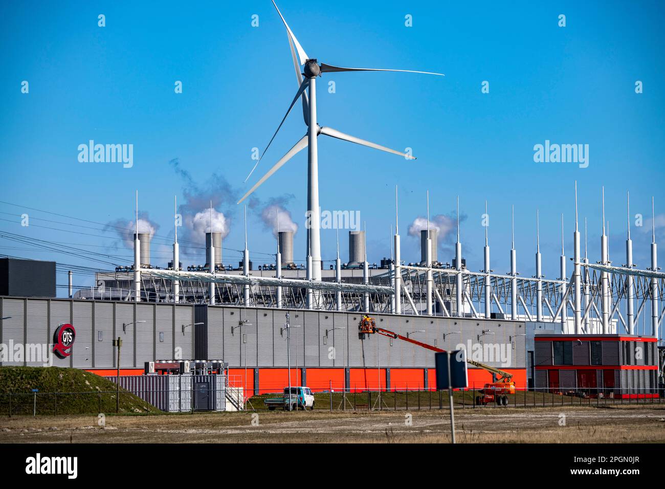 QTC-Rechenzentrum, Datenzentrum, das von Google genutzt wird, unter anderem Schornsteine des Gas- und Dampfkraftwerks Eemscentrale, Windkraftwerk, im Wasser Stockfoto