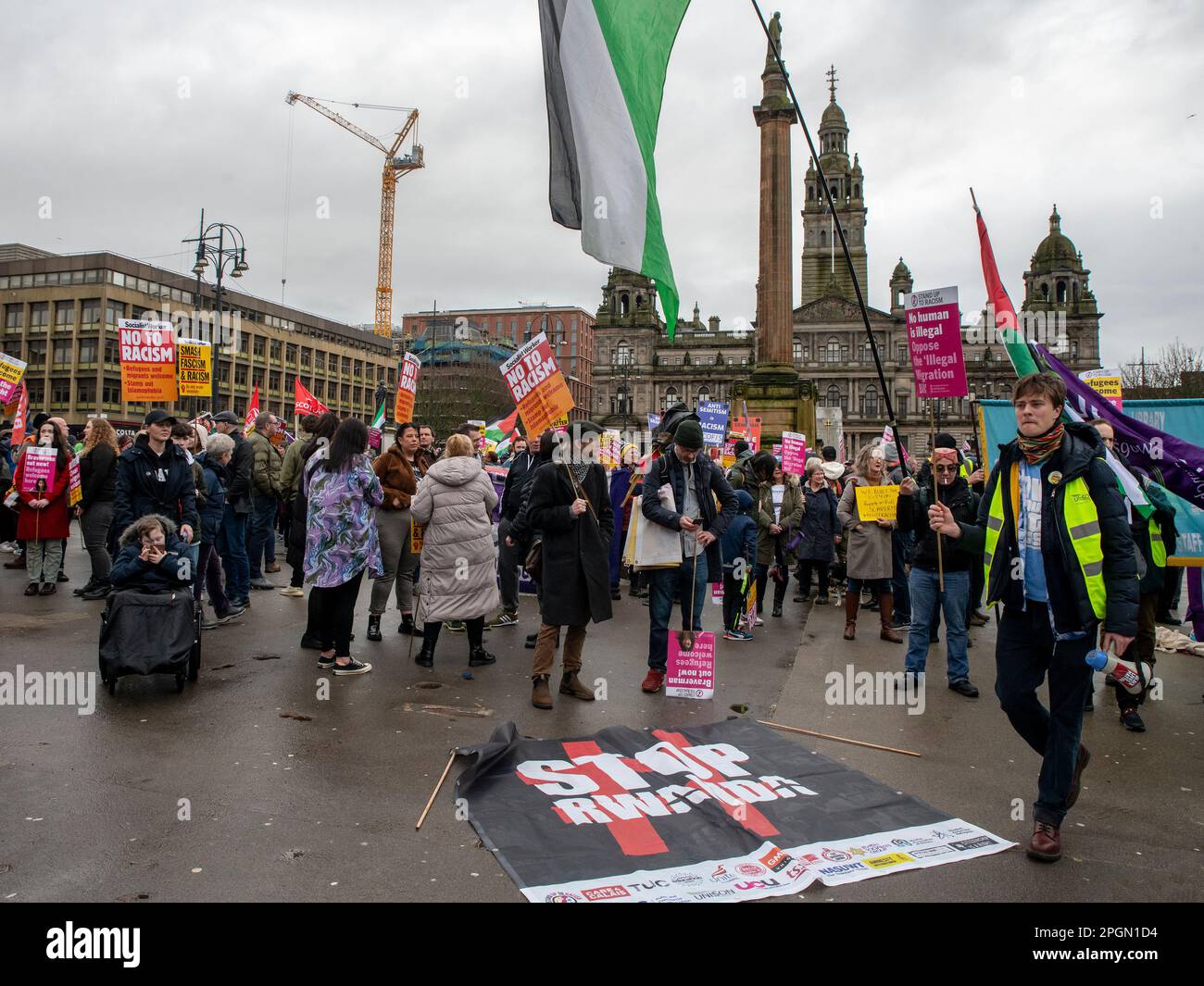 Glasgow, Schottland, Großbritannien. 18. März 2023: Ein Stand-Up-Rennen zum Rassismus auf dem George Square in Glasgow, Schottland. Stockfoto