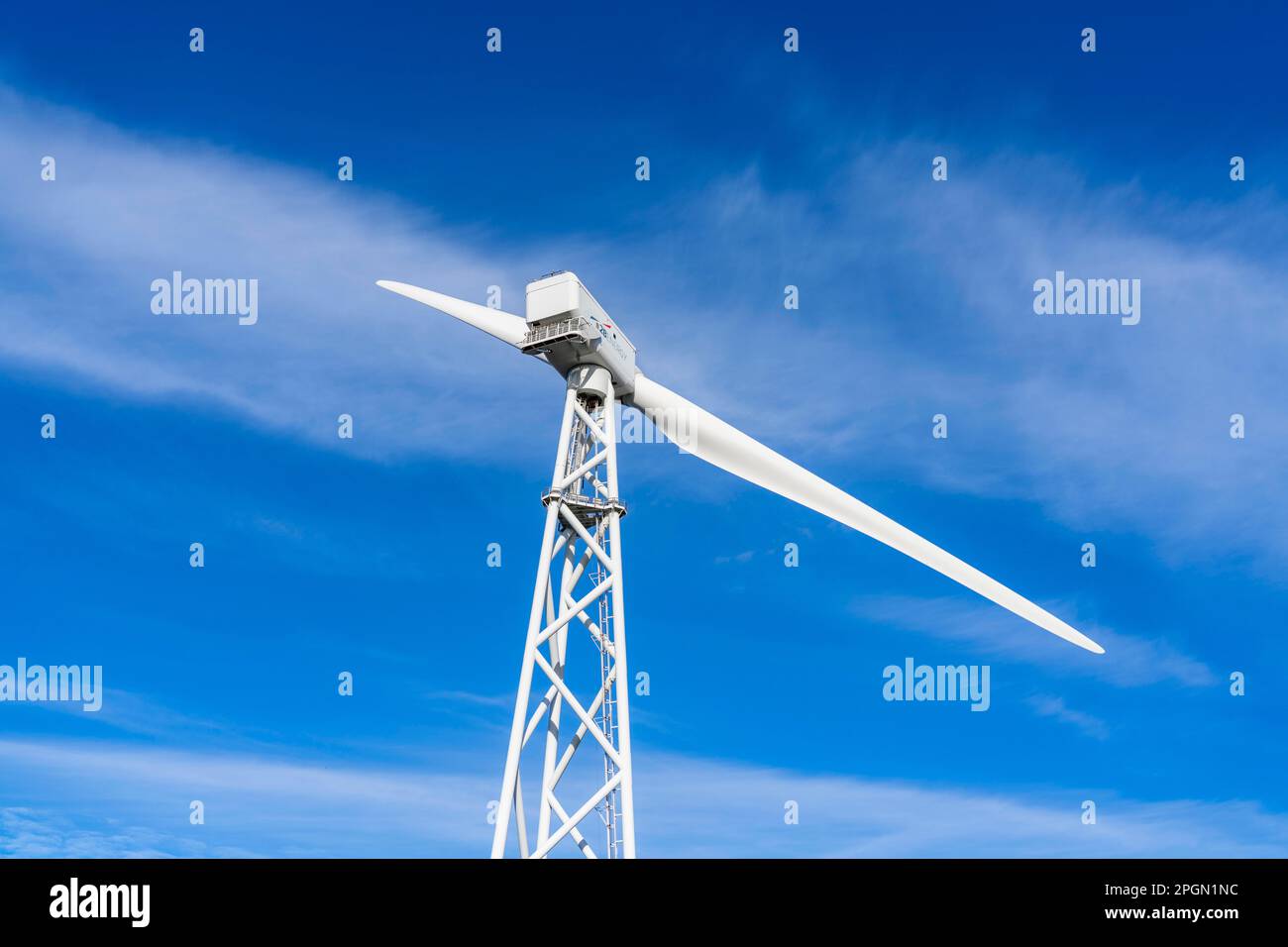 Zweiflügelrotor, Windturbine mit zwei Rotorblättern von 2-B Energy im Industriehafen Eemshaven, Windturbine, Windkraftwerk Stockfoto