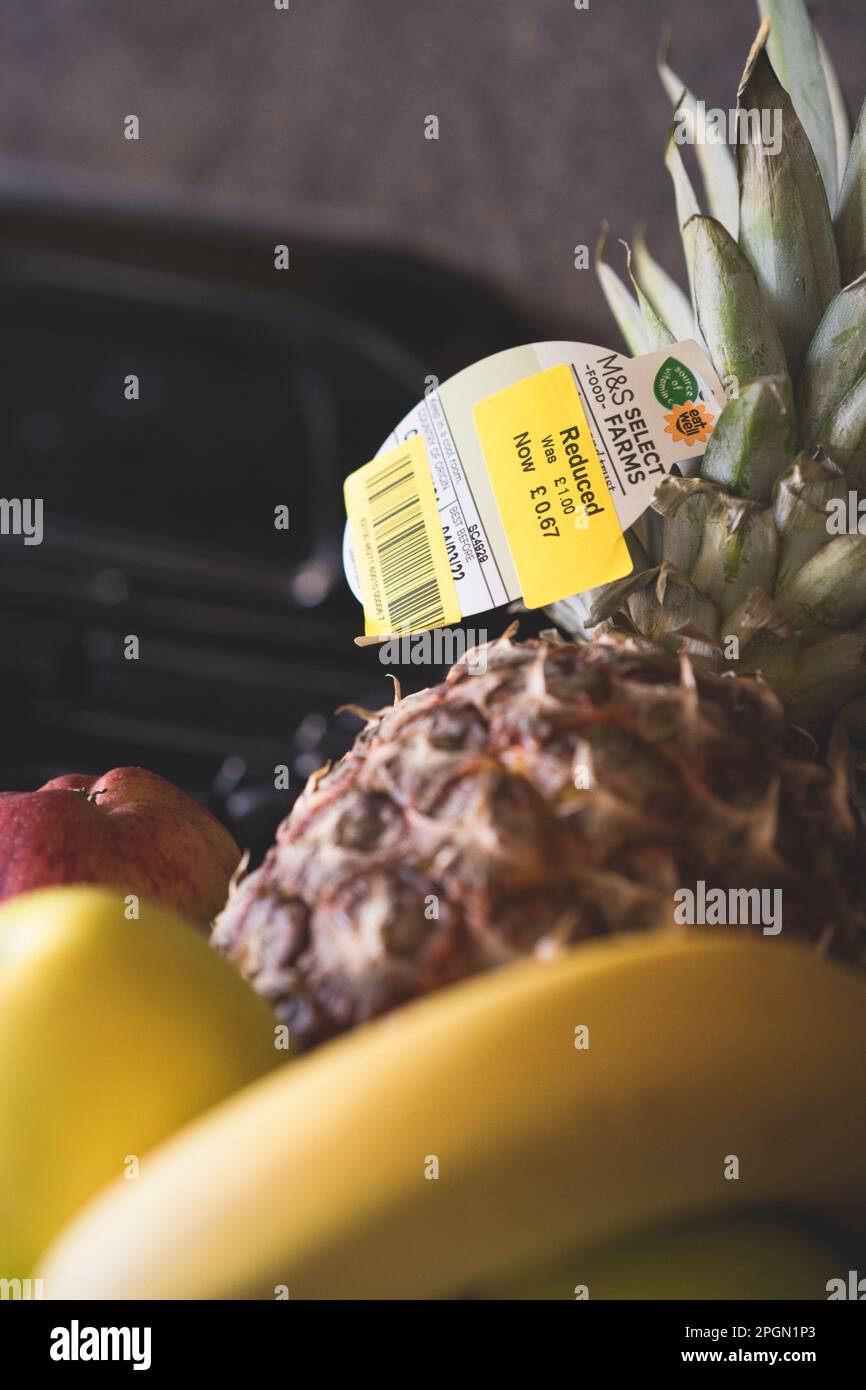 Reduzierte Frischprodukte. Kurze Haltbarkeit. Veraltetes britisches Essen. Stockfoto