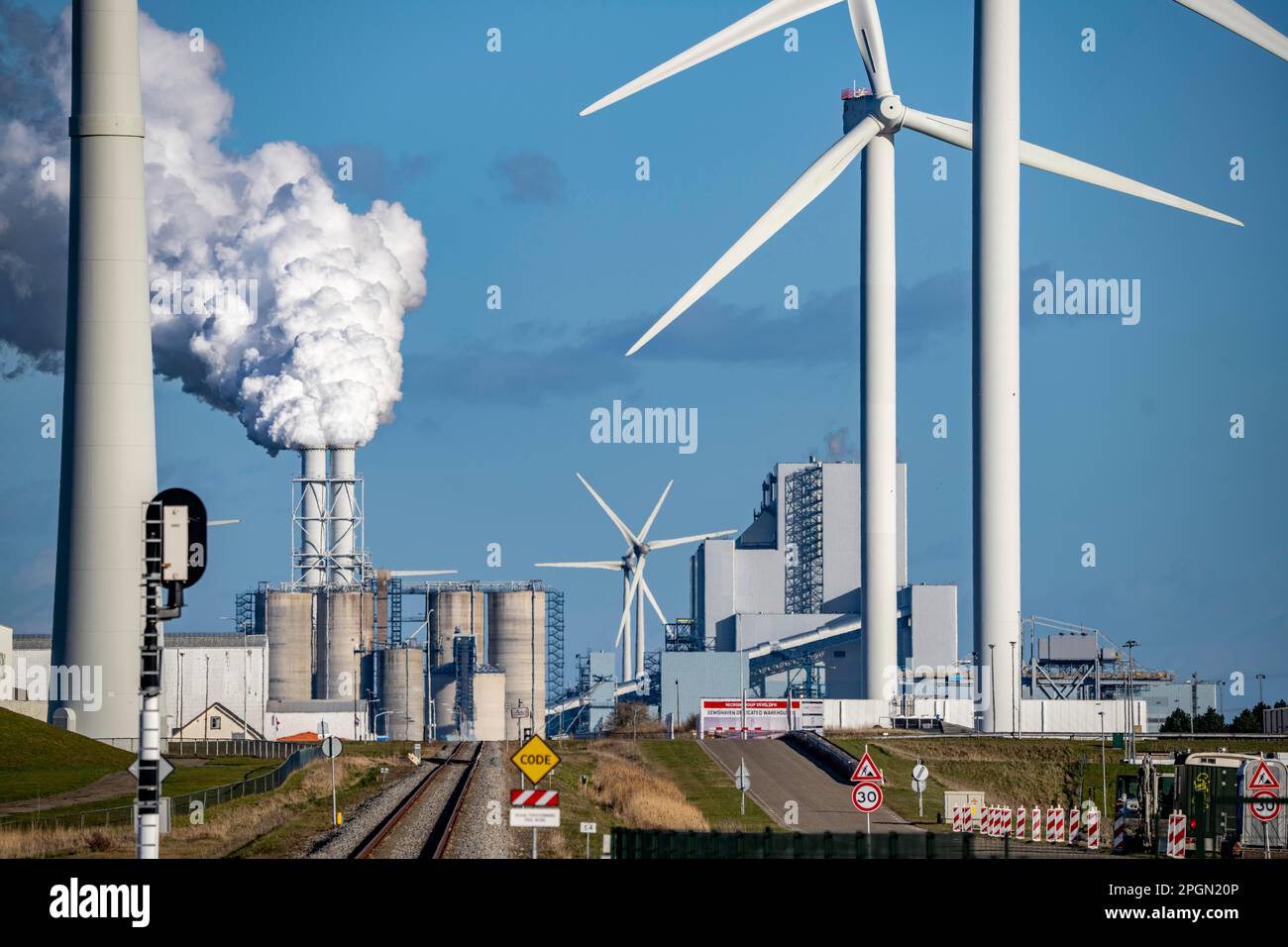RWE Eemshavencentrale Kohlekraftwerk, Windpark, Groningen, Niederlande, Stockfoto