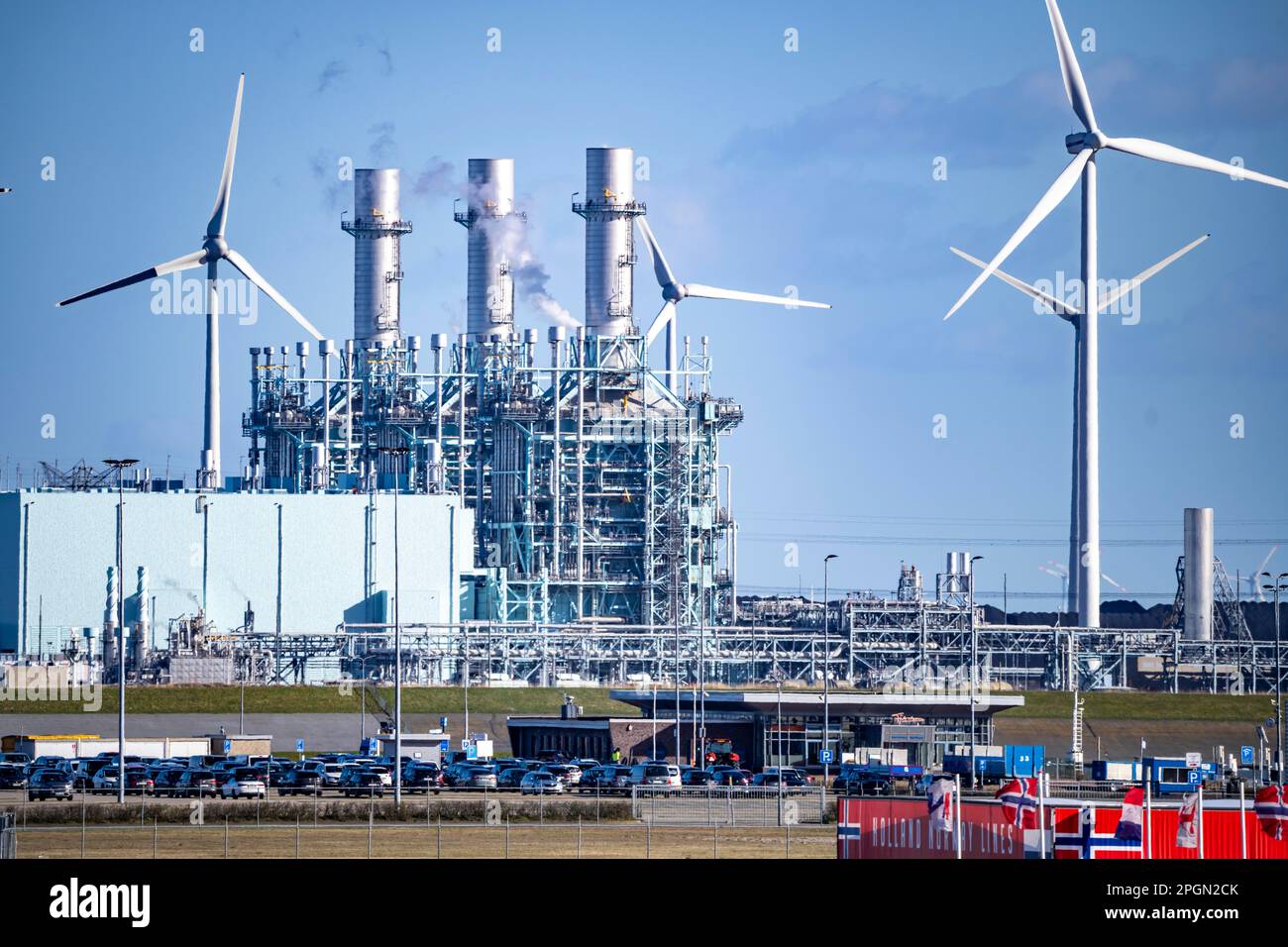 Magnum Gaskraftwerk mit einer Kapazität von 1410 Megawatt im Seehafen Eemshaven, Betreiber RWE Power, Windpark, Niederlande Stockfoto