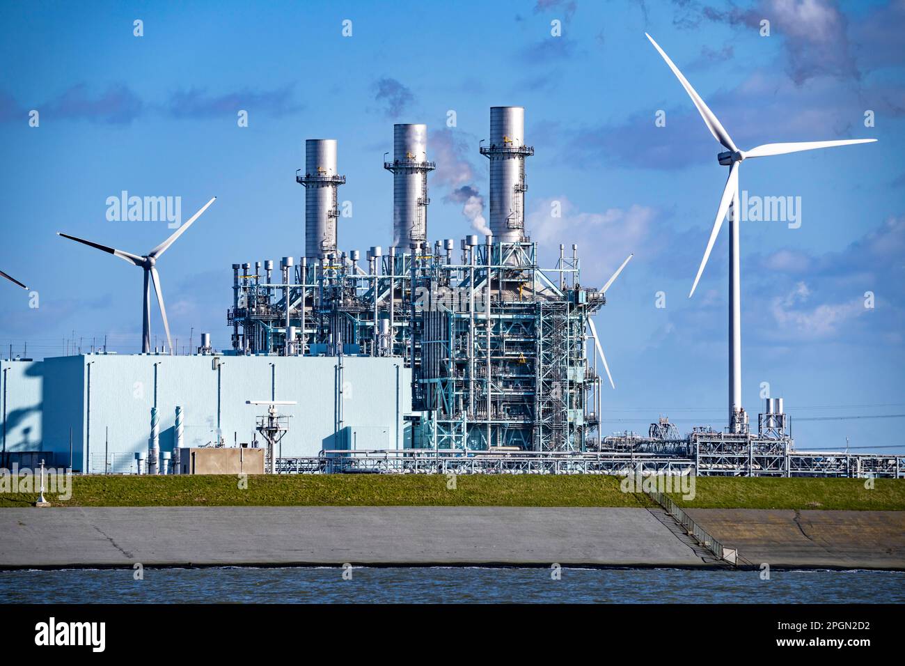 Magnum Gaskraftwerk mit einer Kapazität von 1410 Megawatt im Seehafen Eemshaven, Betreiber RWE Power, Windpark, Niederlande Stockfoto