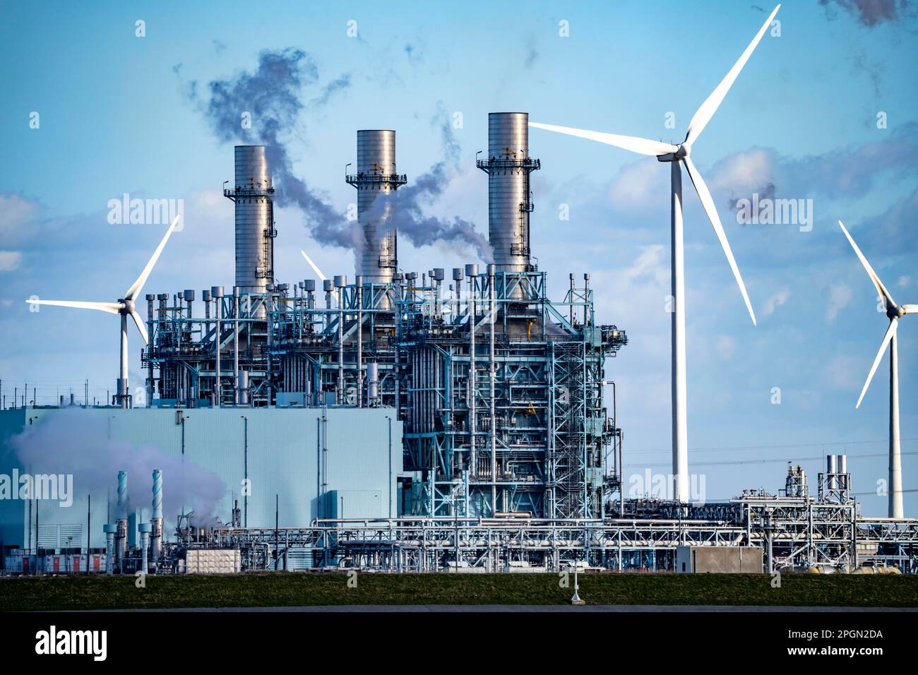 Magnum Gaskraftwerk mit einer Kapazität von 1410 Megawatt im Seehafen Eemshaven, Betreiber RWE Power, Windpark, Niederlande Stockfoto