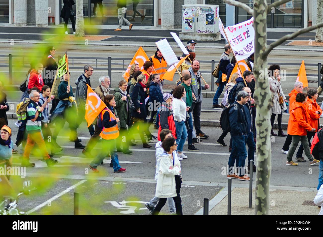 23. März 2023, Clermont Ferrand, Auvergne Rhone Alpes, Frankreich: Eine Gruppe von Demonstranten. Frankreich streikt erneut gegen die zutiefst unpopuläre Rentenreform, die Ministerpräsident Elisabeth letzte Woche unter Verwendung von Artikel 49,3 durch das Parlament gedrängt hat. Am Mittwoch kündigte Präsident Macron im Fernsehen an, dass er sich dafür aussprach, dass die Renten noch vor Jahresende umgesetzt werden. (Kreditbild: © Adrien Fillon/ZUMA Press Wire) NUR REDAKTIONELLE VERWENDUNG! Nicht für den kommerziellen GEBRAUCH! Stockfoto