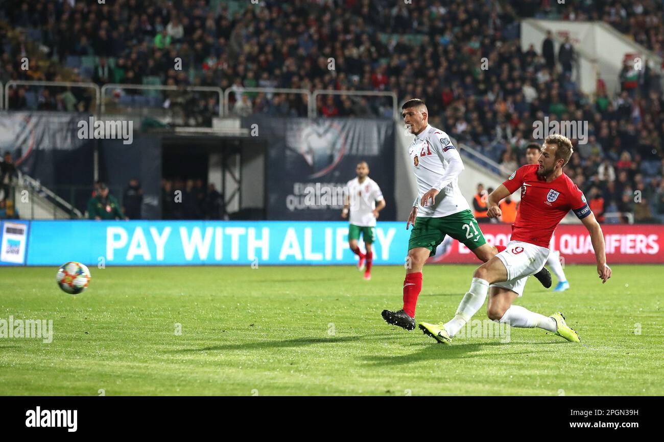 Aktenfoto vom 10-2019. September 14 von Harry Kane aus England, der sein achtundzwanzigstes internationales Tor gegen Bulgarien schießt. Harry Kane hat Wayne Rooneys England-Rekord mit seinem 54. Tor gebrochen, das er vom Elfmeterpunkt des Qualifikationsspiels der Europameisterschaft gegen Italien in Neapel angerechnet hat. Ausgabedatum: Donnerstag, 23. März 2023. Stockfoto