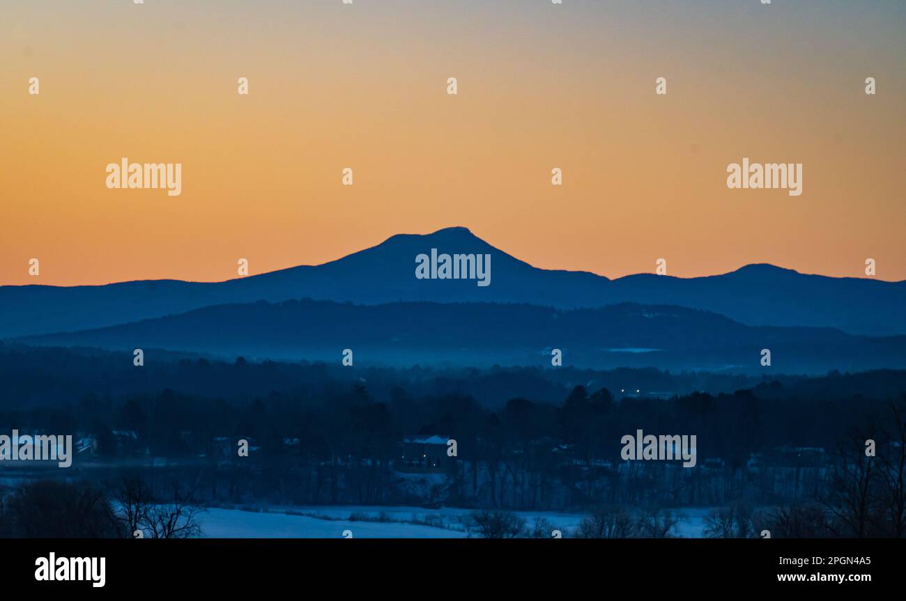 Kamel's Hump Mountain vor Sonnenaufgang im Winter Stockfoto