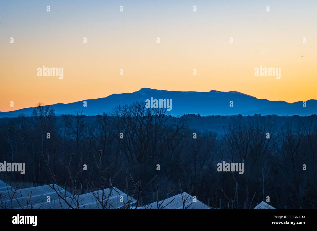 Mansfield Mountain vor Sonnenaufgang mit Sonnenkollektoren vor dem Boden Stockfoto