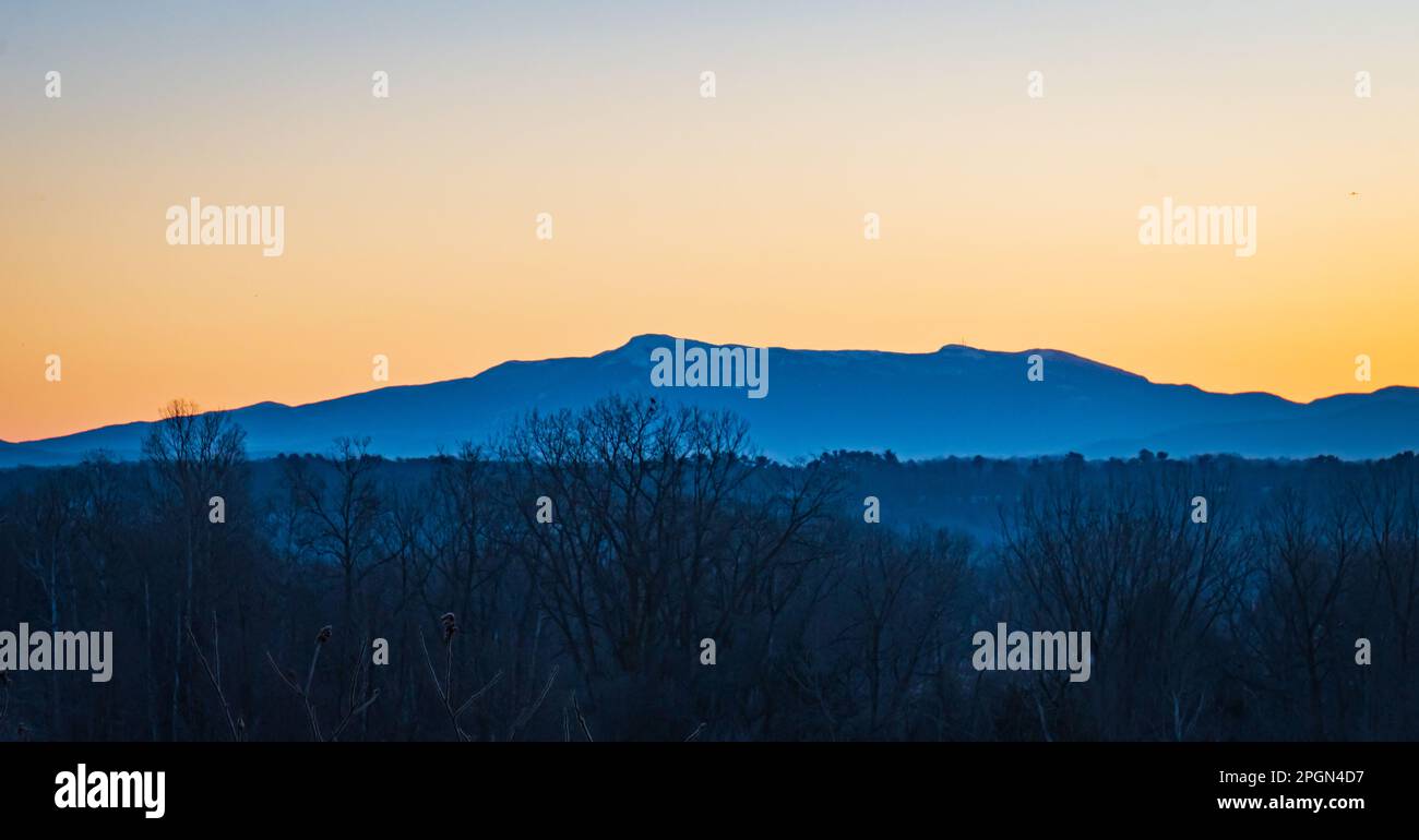 Mount Mansfield Mountain vor Sonnenaufgang an einem Wintermorgen Stockfoto