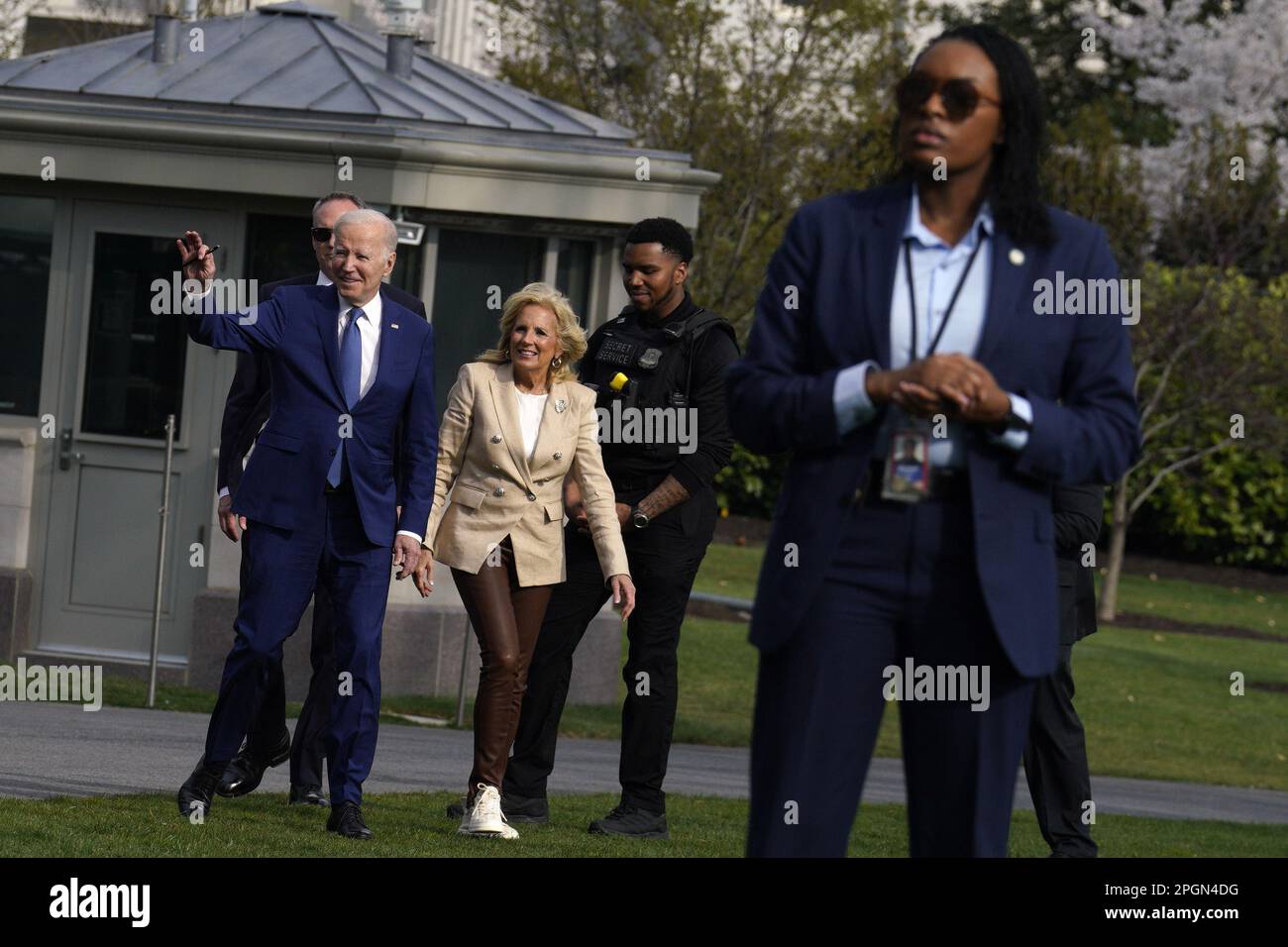 Washington, Usa. 23. März 2023. USA President Joe Biden und First Lady Jill Biden gehen auf dem South Lawn of the White House, bevor sie an Bord von Marine One gehen, um am 23. März 2023 nach Ottawa, Kanada, abzufahren. Foto: Yuri Gripas/UPI Kredit: UPI/Alamy Live News Stockfoto