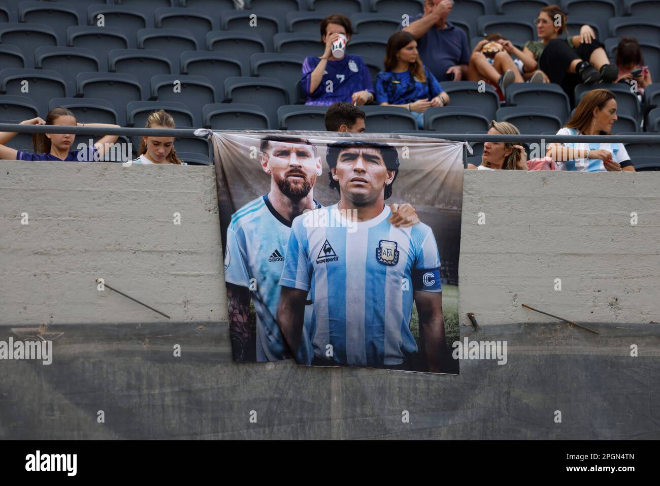 Ciudad Autonoma de Buenos Aires, Argentinien, 22, März 2023. Argentinische Fans mit Messi- und Maradona-Flagge betreten das Stadion vor dem Spiel zwischen der argentinischen Nationalmannschaft und der Panamá Nationalmannschaft, Freundschaftsspiel . Kredit: Fabideciria. Stockfoto