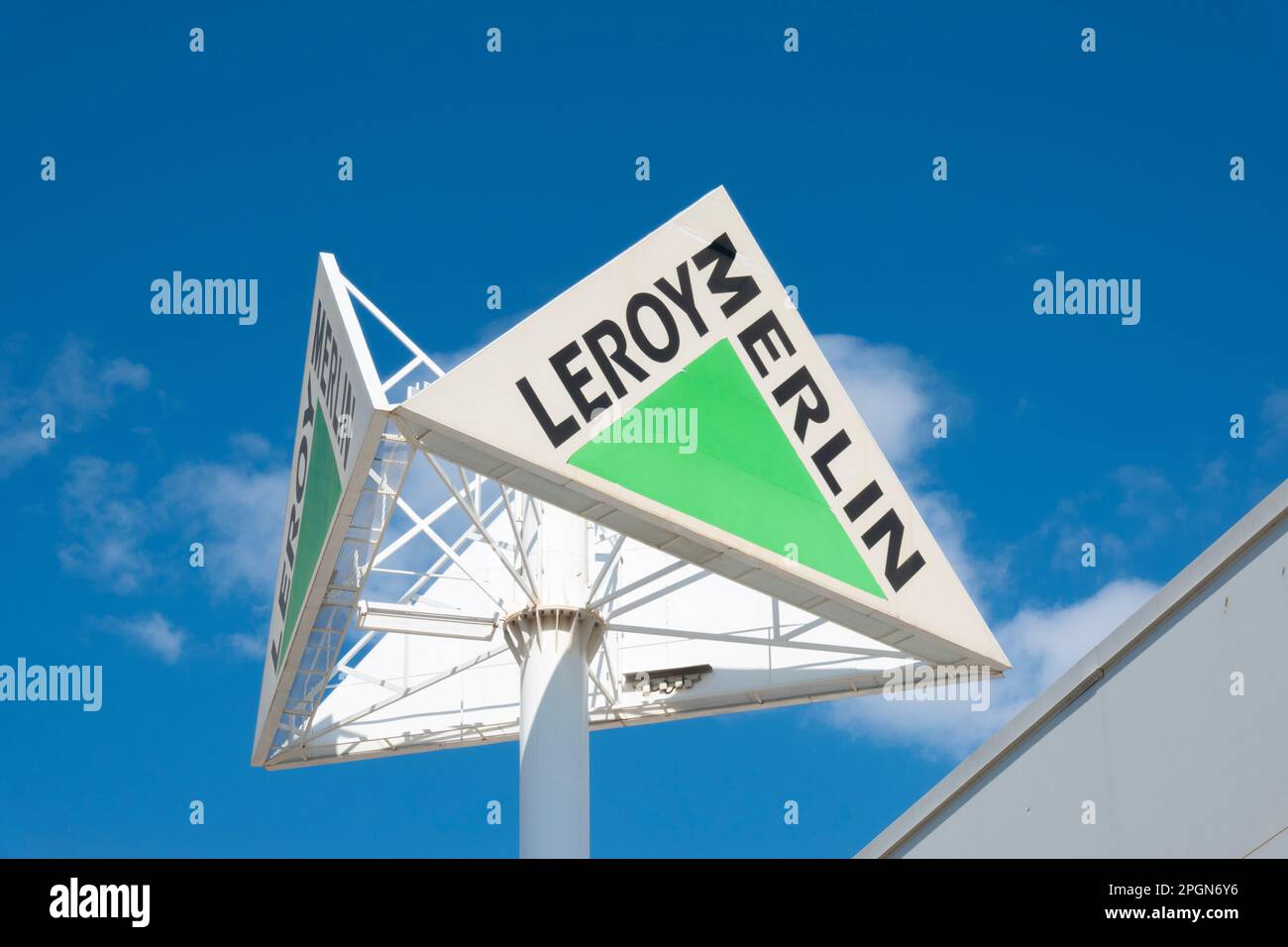 Finestrat, Spanien - 02. März 2023: Leroy Merlin-Logo-Schild. Leroy Merlin ist ein französischer Einzelhändler für Heimwerkerbedarf und Gartenbau, der mehrere Produkte anbietet Stockfoto