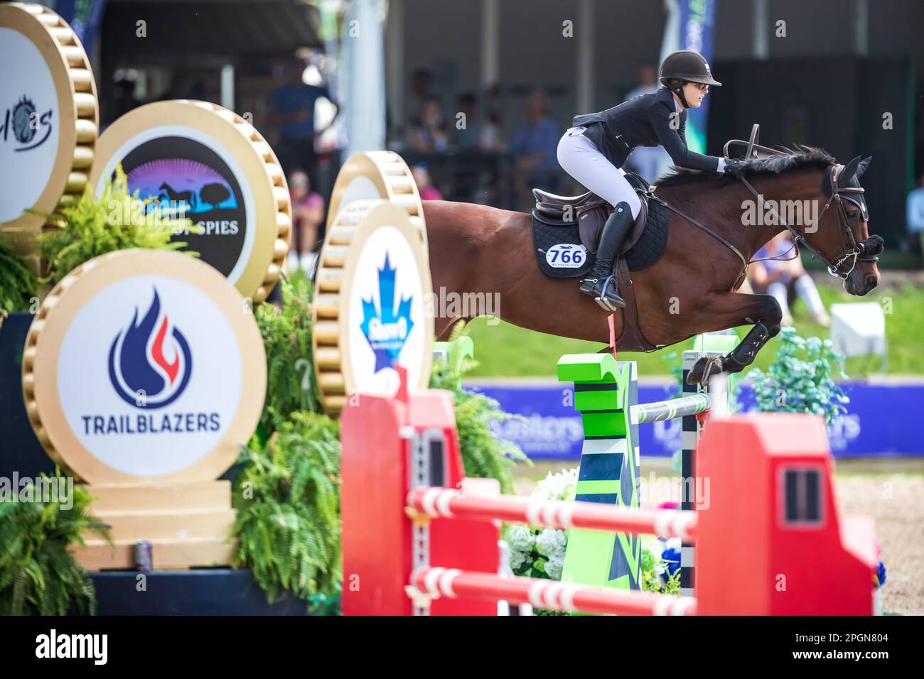 EllaH Dubeau-Kielty, ein junger kanadischer Profi-Fahrer, tritt 2022 bei den Angelstone Turnieren beim Major League Show Jumping an. Stockfoto