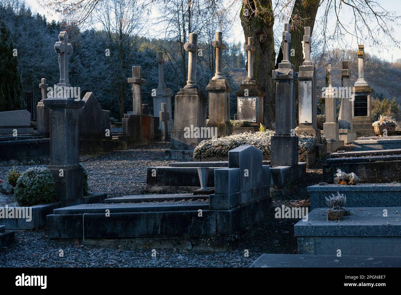 Europa, Luxemburg, Diekirch, Esch-sur-Sure, der Friedhof der Kapelle Ste-Croix an einem frostigen Wintermorgen Stockfoto