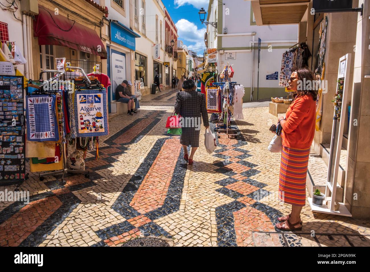 Bunte Muster auf einem Gehweg in Lagos, Portugal Stockfoto