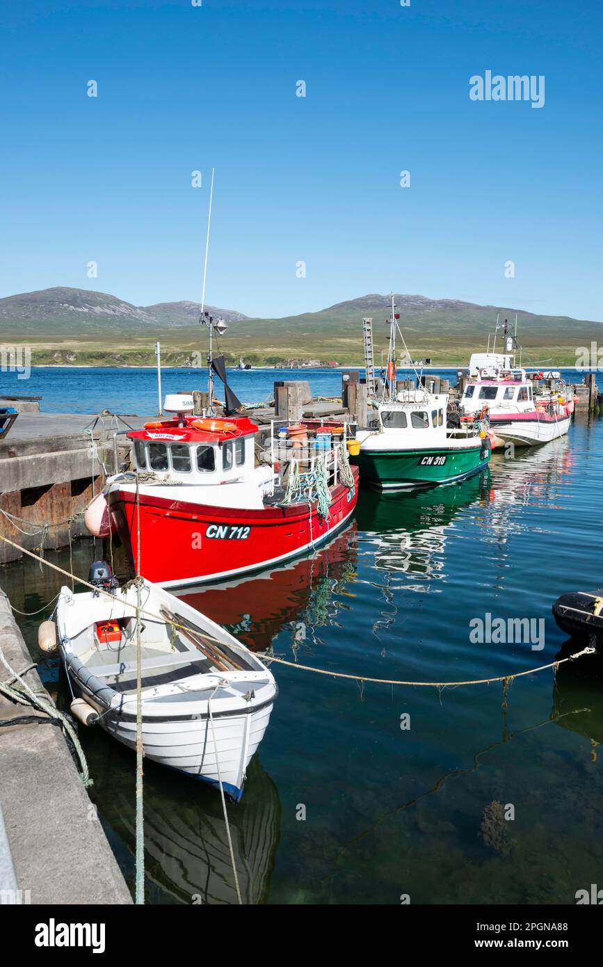 Kommerzielle Fischerboote, Scotland Islay, Port Askaig Harbour und Fähre nach Jura Stockfoto