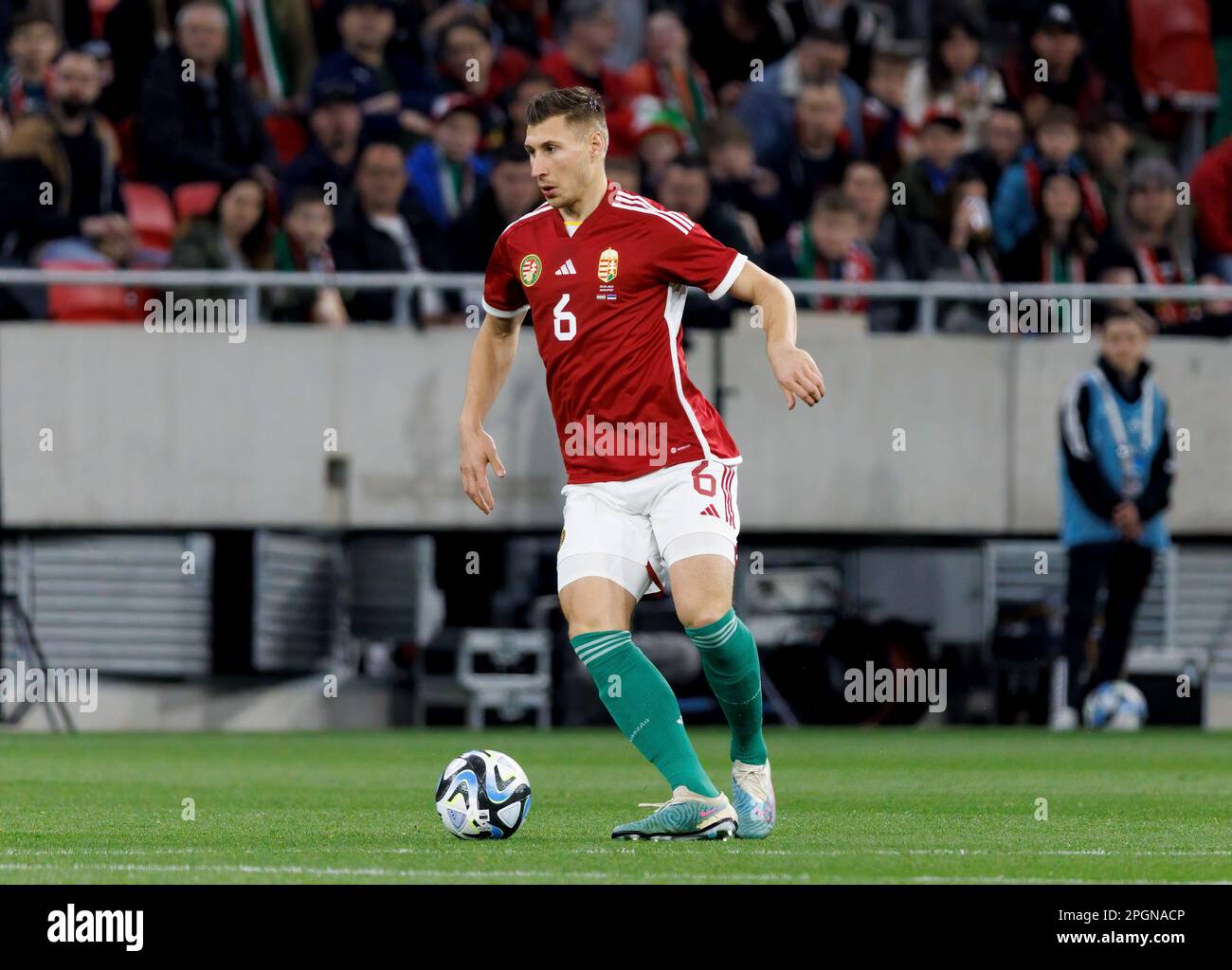 BUDAPEST, UNGARN - MÄRZ 23: Willi Orban aus Ungarn kontrolliert den Ball während des internationalen Freundschaftsspiels zwischen Ungarn und Estland in der Puskas Arena am 23. März 2023 in Budapest, Ungarn. Stockfoto