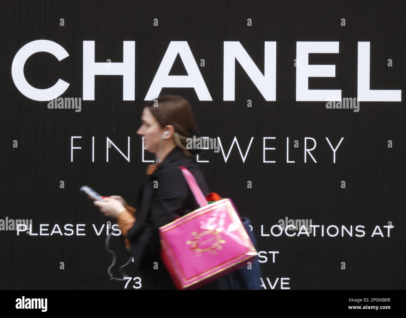 New York, Usa. 23. März 2023. Am Donnerstag, den 23. März 2023, hängt ein temporäres Schild für den Chanel-Laden auf der Fifth Avenue in New York City. Foto: John Angelillo/UPI Credit: UPI/Alamy Live News Stockfoto