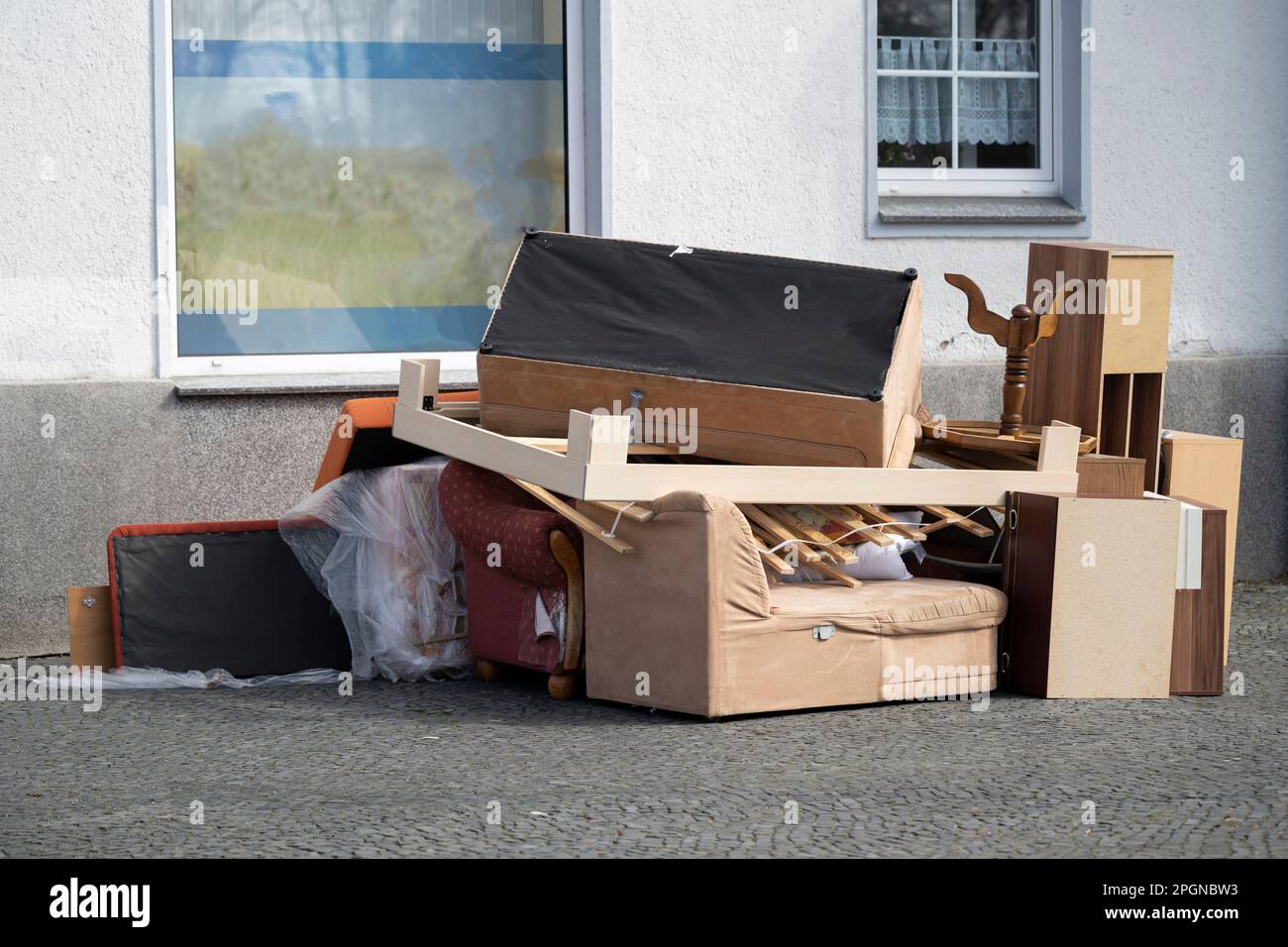 Sperriger Abfall auf dem Bürgersteig vor dem Haus Stockfoto