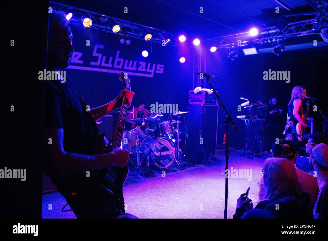 Die britische Indie-Rockband, die Subways, tritt im Frannz Club in Berlin auf. Stockfoto