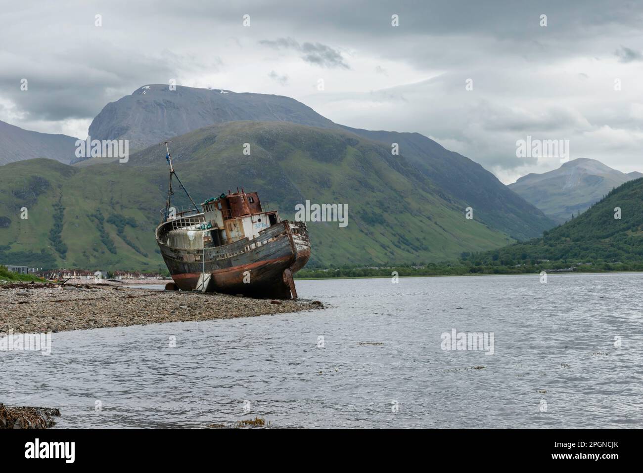 Scotland Corpach bei Fort William. Ben Nevis und das alte Boot von Caol im Vordergrund Stockfoto