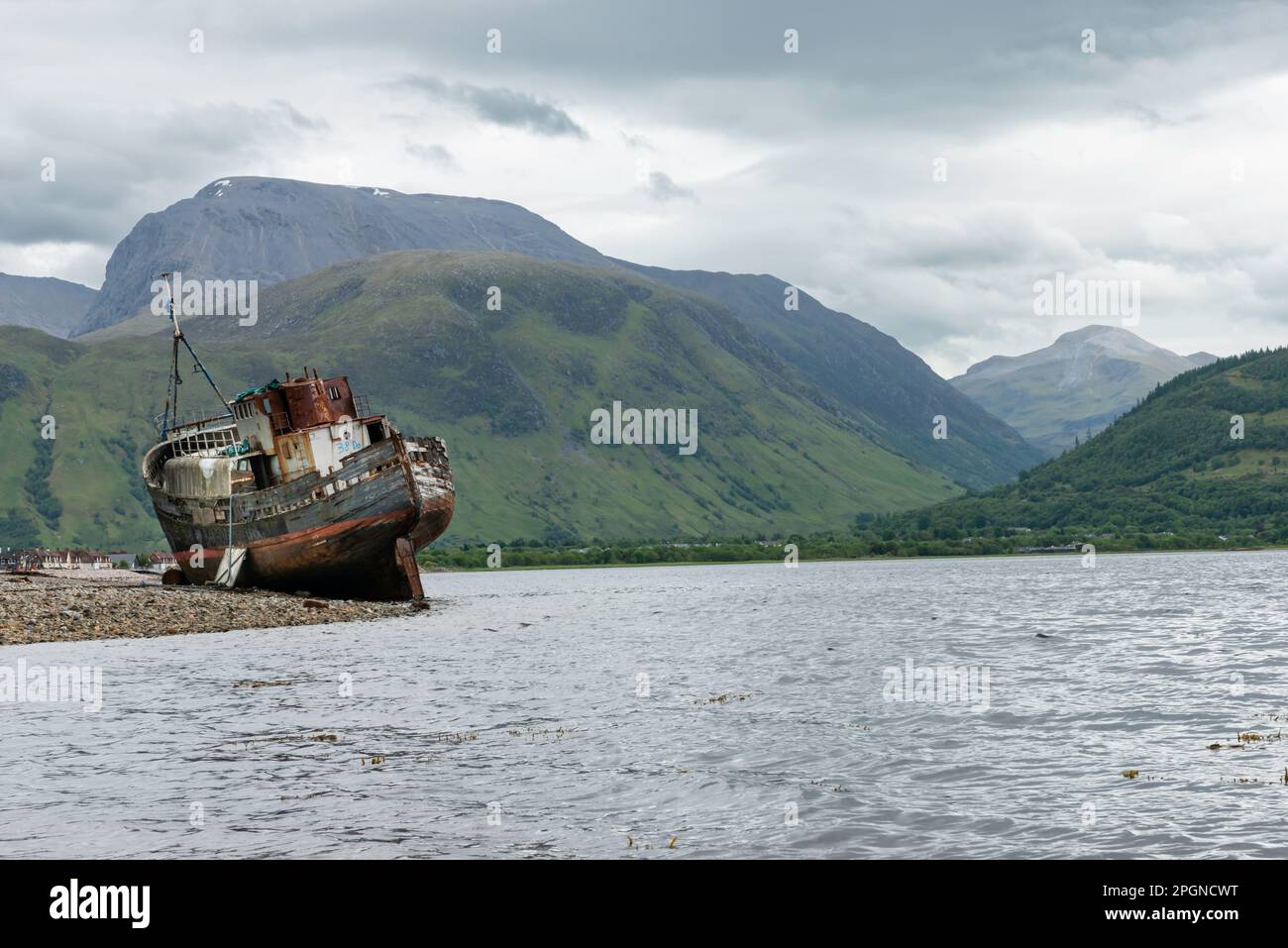 Scotland Corpach bei Fort William. Ben Nevis und das alte Boot von Caol im Vordergrund Stockfoto