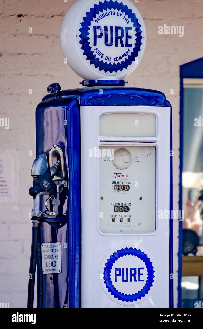 Eine antike Zapfsäule steht vor der Handelskammer von Lucedale, 20. März 2023, in Lucedale, Mississippi. Stockfoto