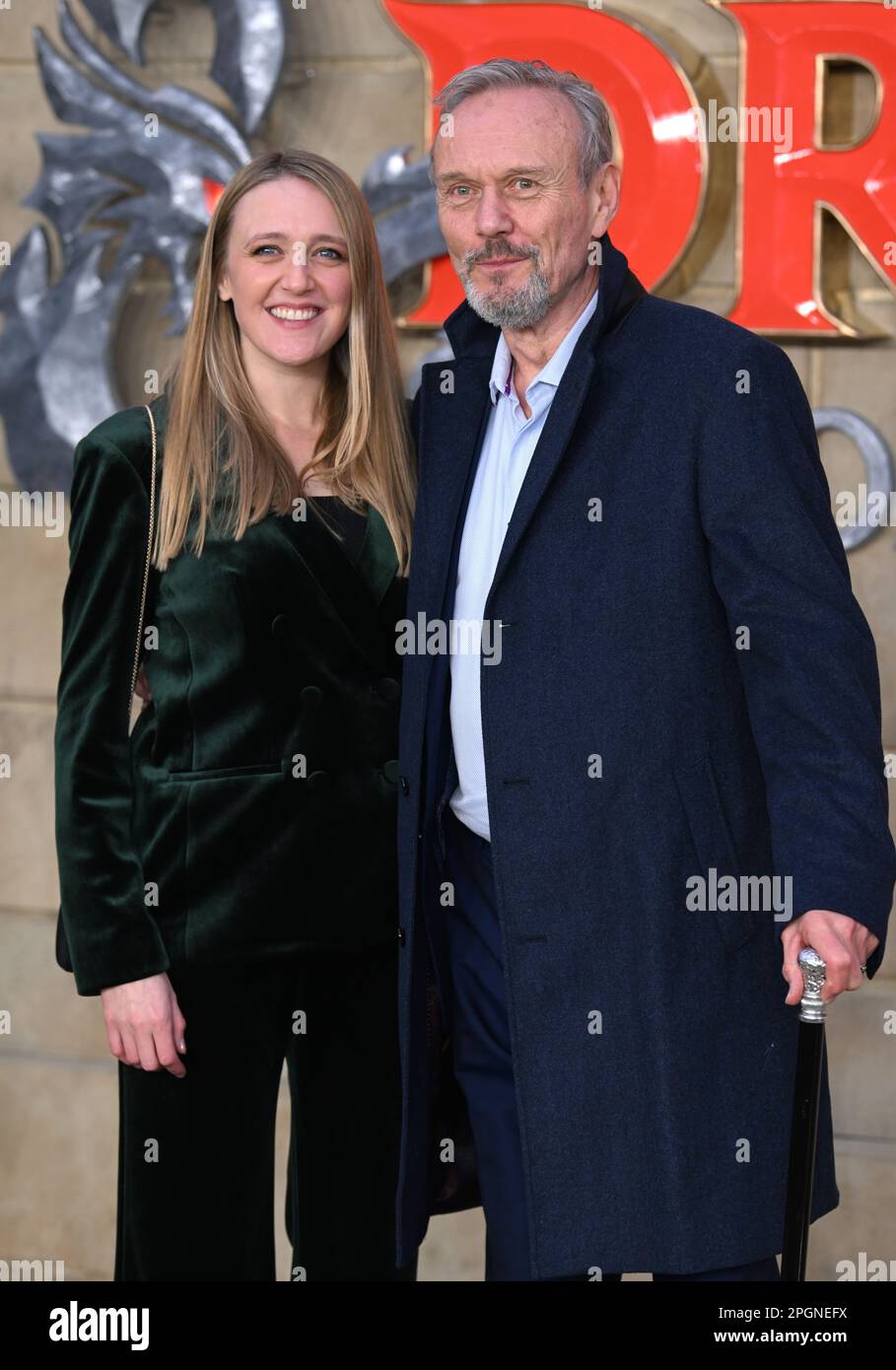 London, Großbritannien. 23. März 2023. 23. März 2023, London, Großbritannien. Emily Head und Anthony Head treffen auf der britischen Premiere von Dungeons & Dragons: Honour Better Thieves, Cineworld Leicester Square, London ein. Kredit: Doug Peters/Alamy Live News Stockfoto