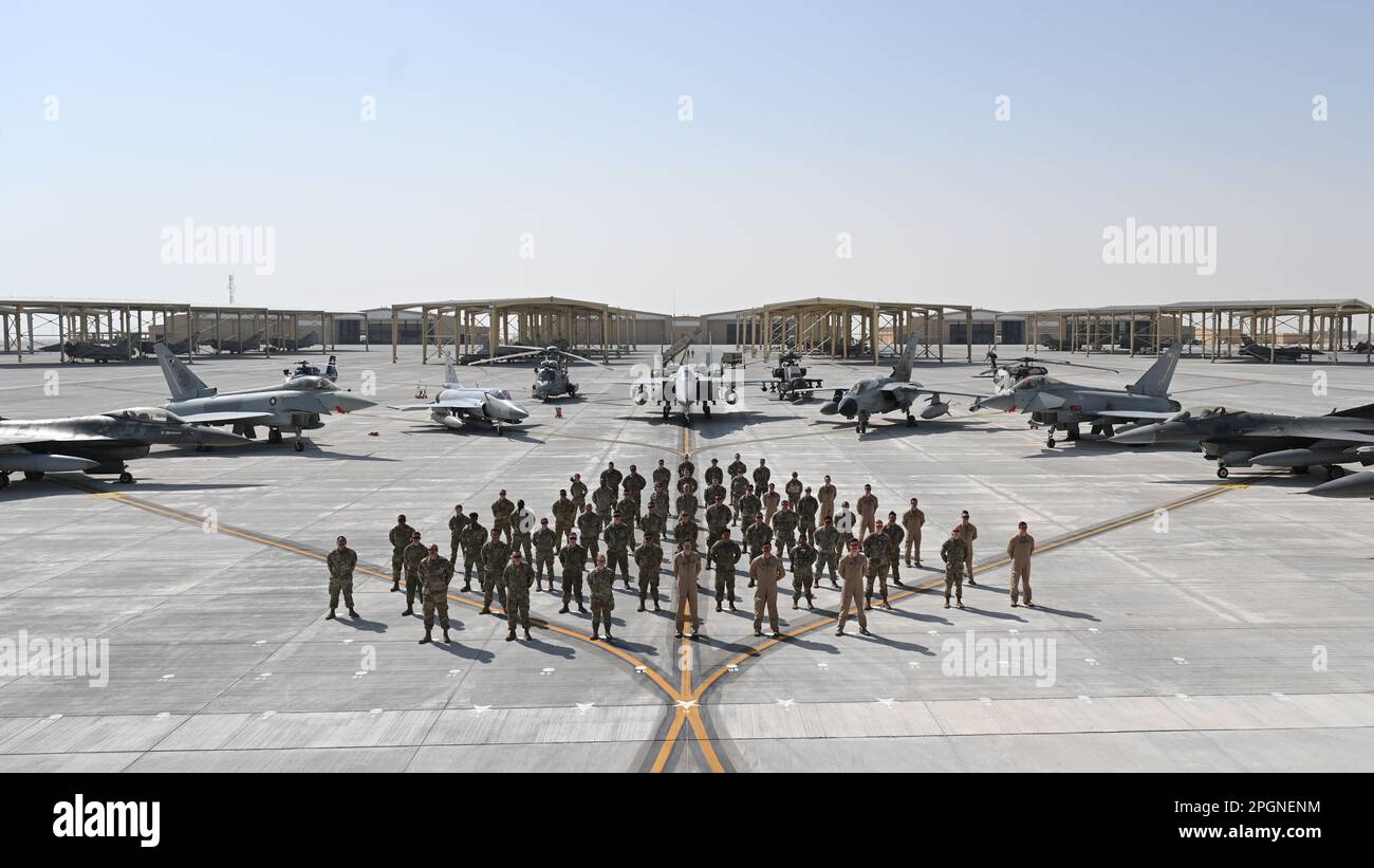 Die 77. Expeditionary Fighter Squadron posiert für ein Gruppenfoto während einer agilen Kampfübung in den USA Verantwortungsbereich des Zentralkommandos, 16. Februar 2022. Die 77. EFS nahmen an einer zweiwöchigen multinationalen Übung Teil, in der die Fähigkeiten von Kampfoperationen von einem vorderen Standort aus praktiziert wurden. (USA Air Force Foto von Staff Sgt. Gerald R. Willis) Stockfoto