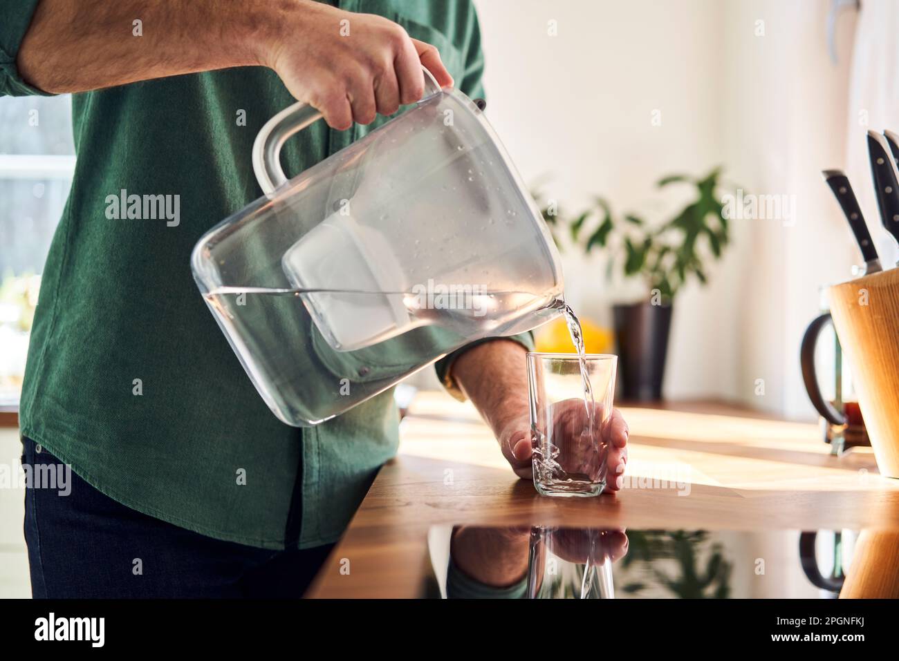 Wasseraufbereitung Filter mit Aktivkohle und ein Glas frisches und sauberes  Trinkwasser Stockfotografie - Alamy