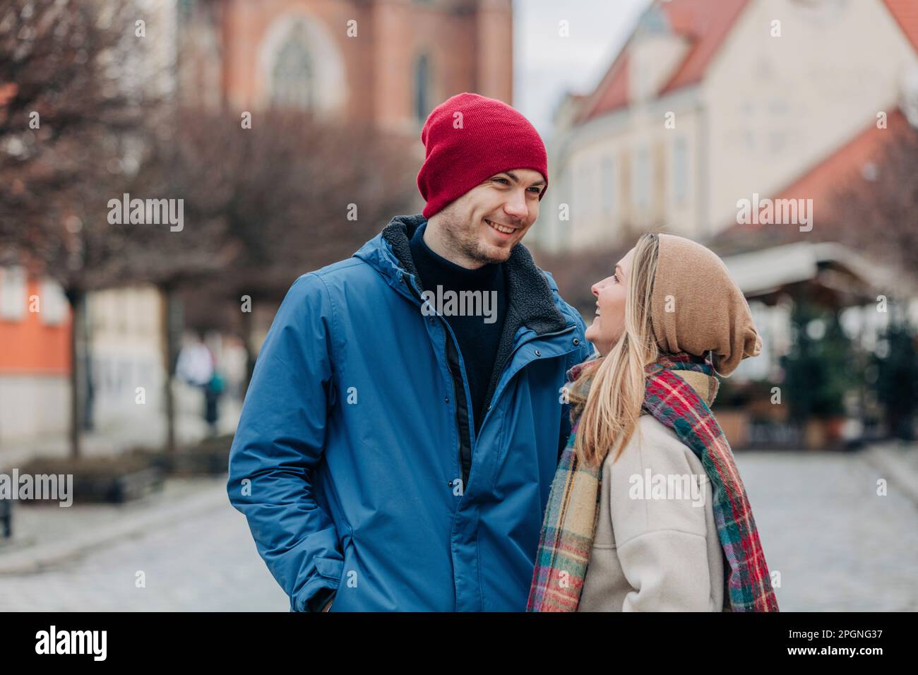 Glückliches Paar, das sich auf der Straße unterhält Stockfoto