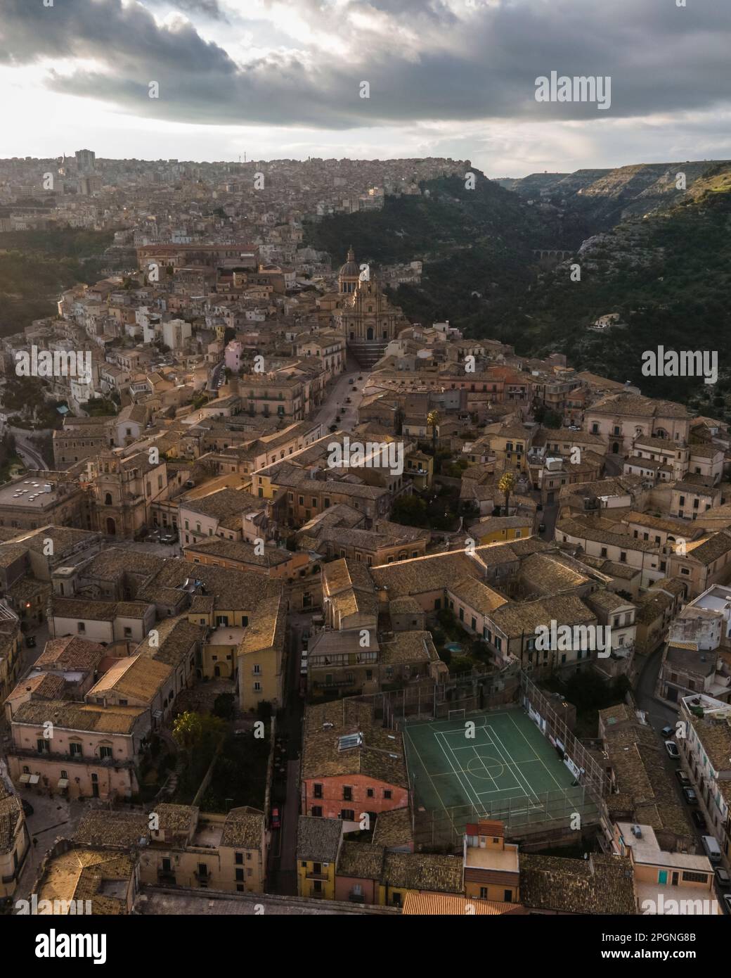 Italien, Sizilien, Ragusa, Luftaufnahme der Stadt in der Dämmerung Stockfoto