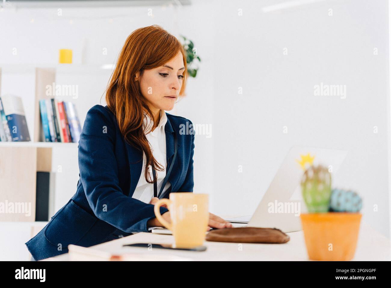 Weibliche Freiberufler auf Laptop zu Hause arbeiten Stockfoto