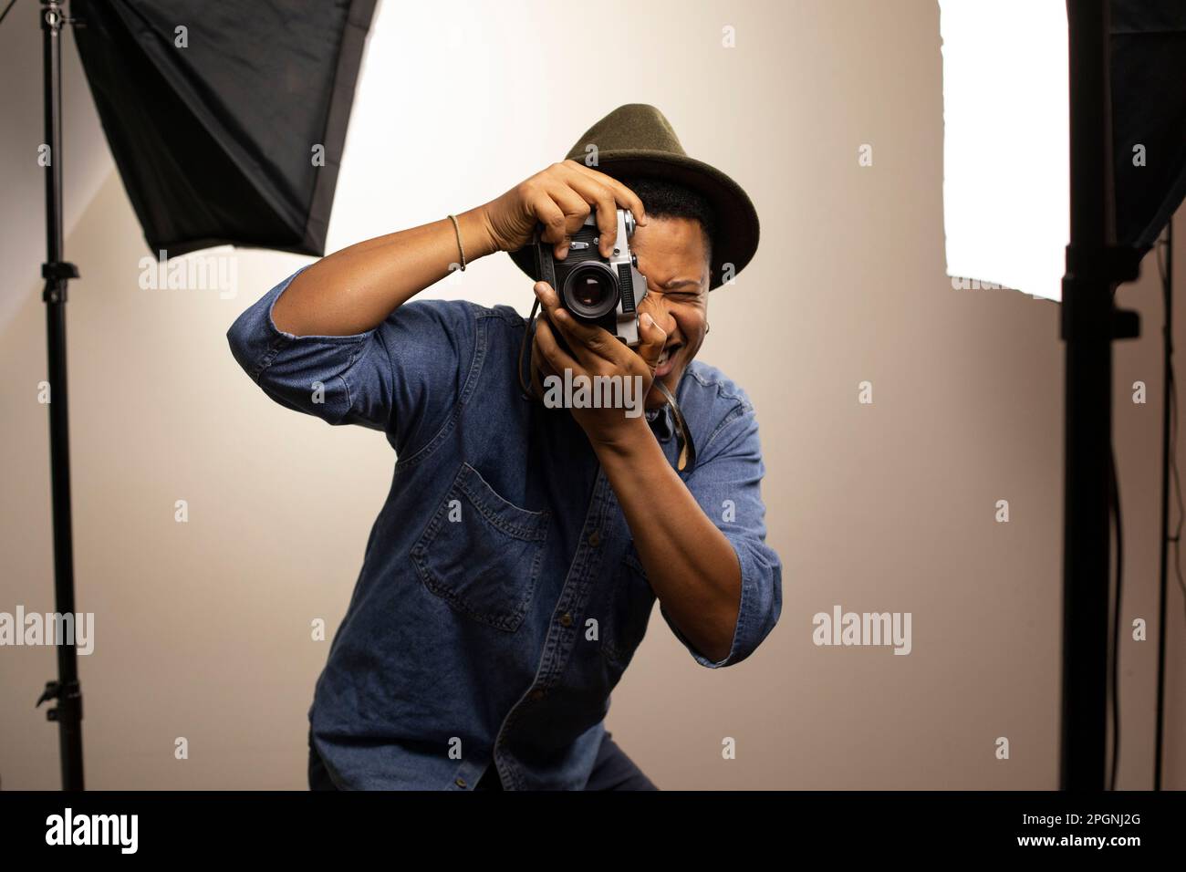 Fotograf klickt Foto im Studio Stockfoto