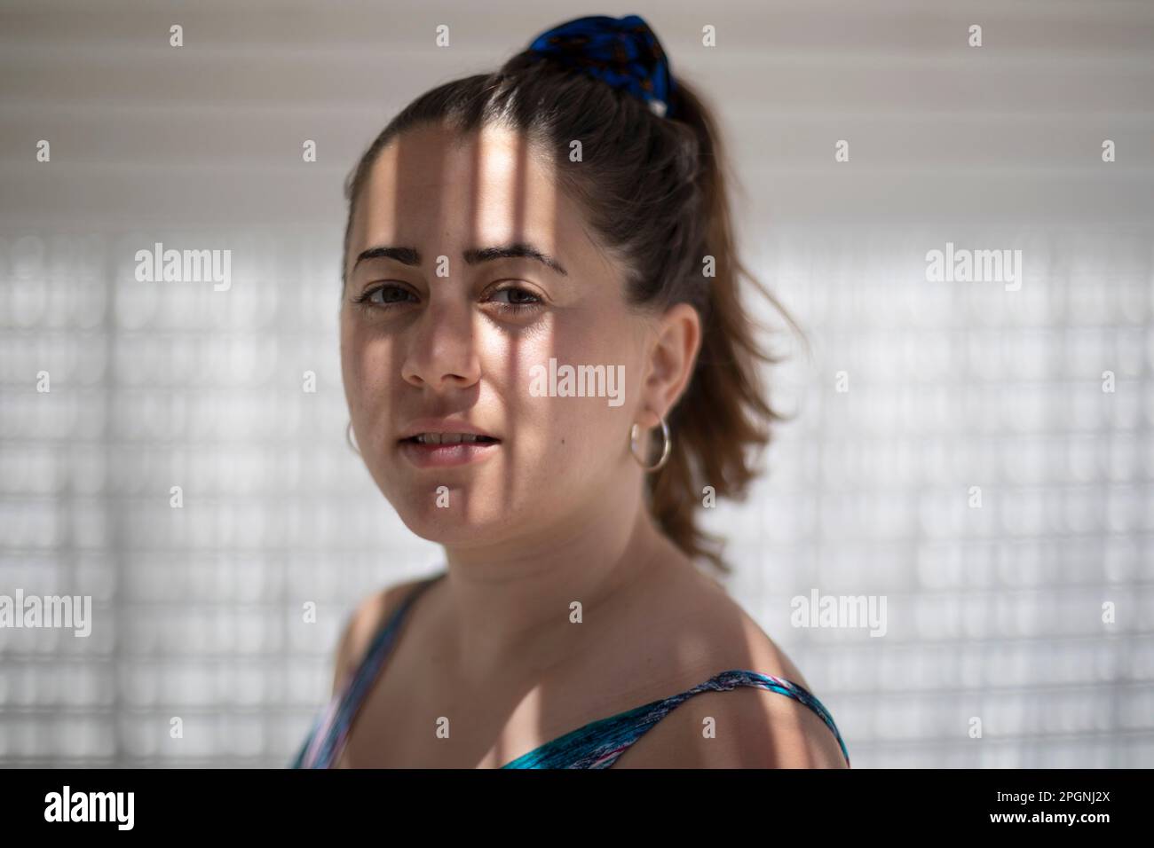 Junge Frau mit Schatten im Gesicht Stockfoto