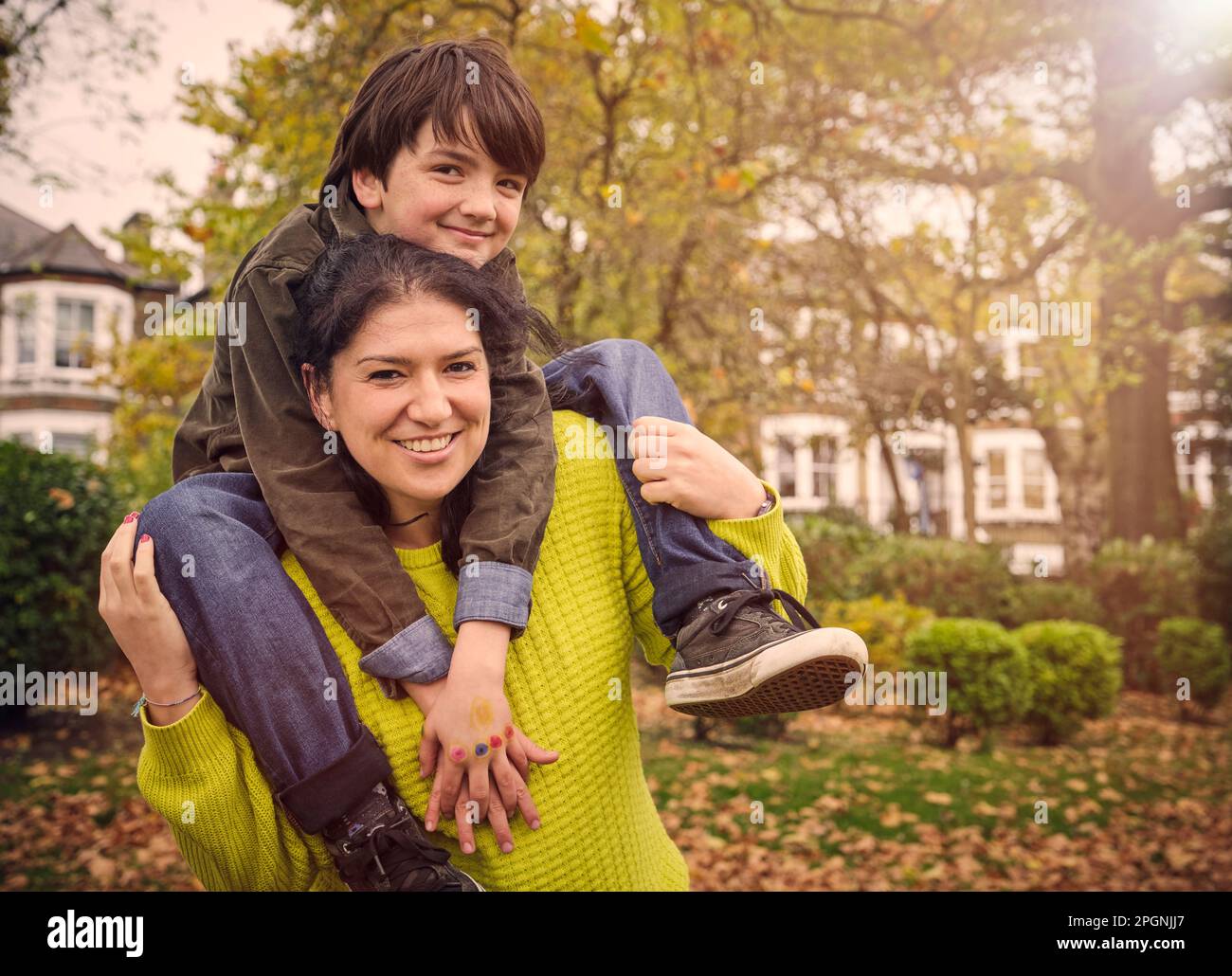 Glückliche Tante trägt Neffen auf den Schultern im Park Stockfoto