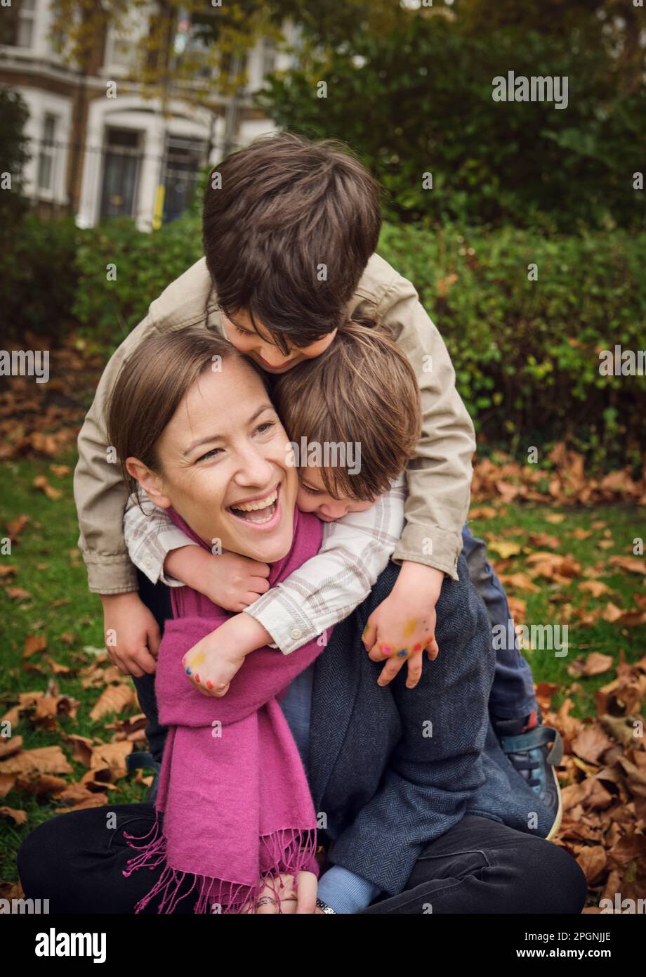 Eine fröhliche Tante, die mit Neffen im Park genießt Stockfoto