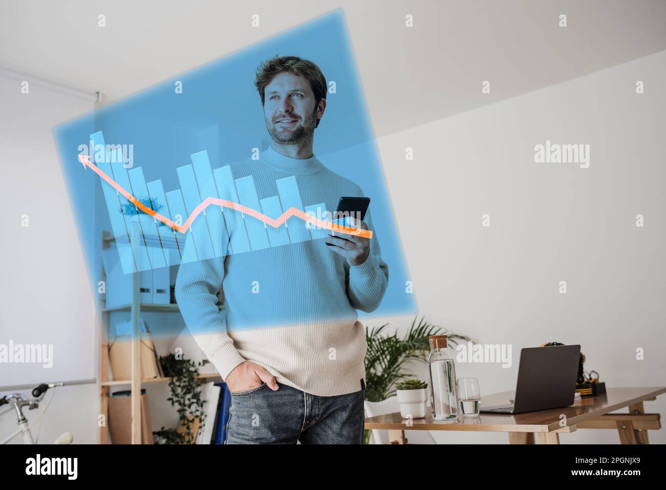 Geschäftsmann mit Smartphone, der sich virtuelle Diagramme ansieht Stockfoto
