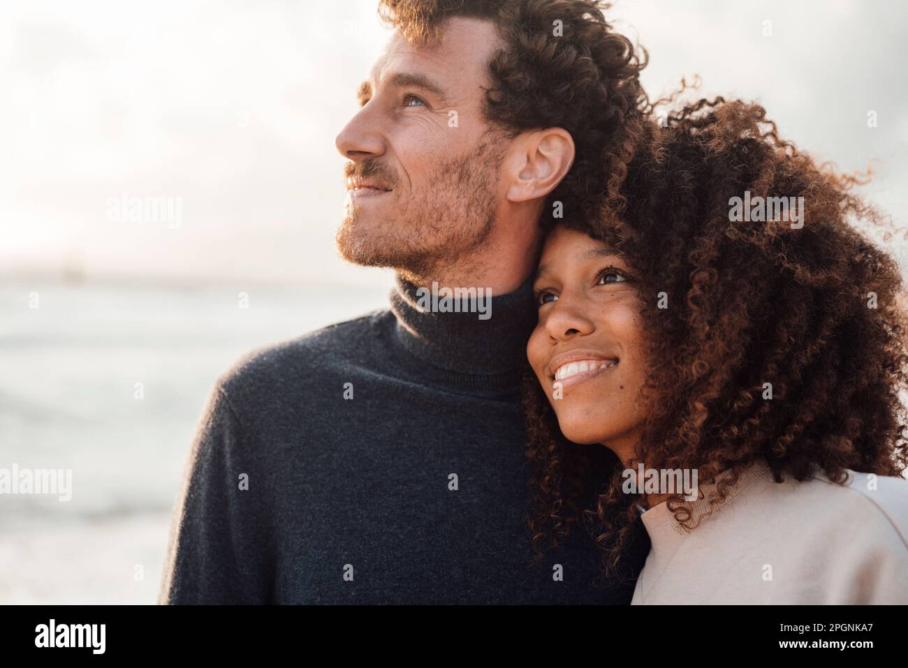 Glückliches, liebevolles Paar, das Zeit zusammen am Strand verbringt Stockfoto