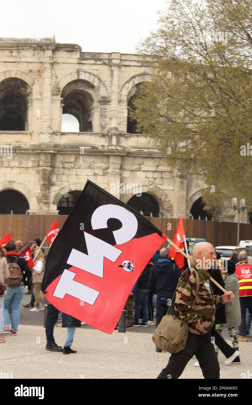 Nimes, Frankreich. 23. März 2023. Demonstranten gegen die Erhöhung des Rentenalters versammelten sich in Nimes. Stockfoto