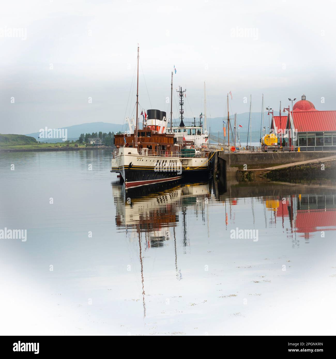 Argyll Schottland. Seefahrtschiff-Dampfer Waverley im Hafen von Oban mit Stadt und Fischerbooten Stockfoto