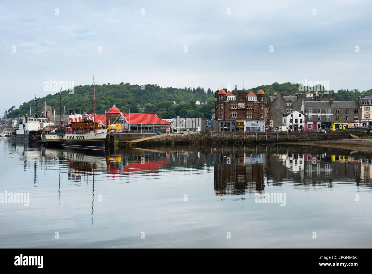 Argyll Schottland. Seefahrtschiff-Dampfer Waverley im Hafen von Oban mit Stadt und Fischerbooten Stockfoto