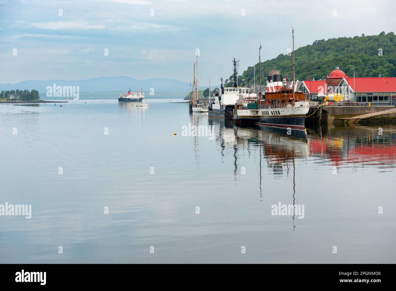 Schottischer Seefahrpaddeldampfer Waverley verlegte am Oban Pier mit Cal Mac Car Ferry nach Mull im Hintergrund Stockfoto