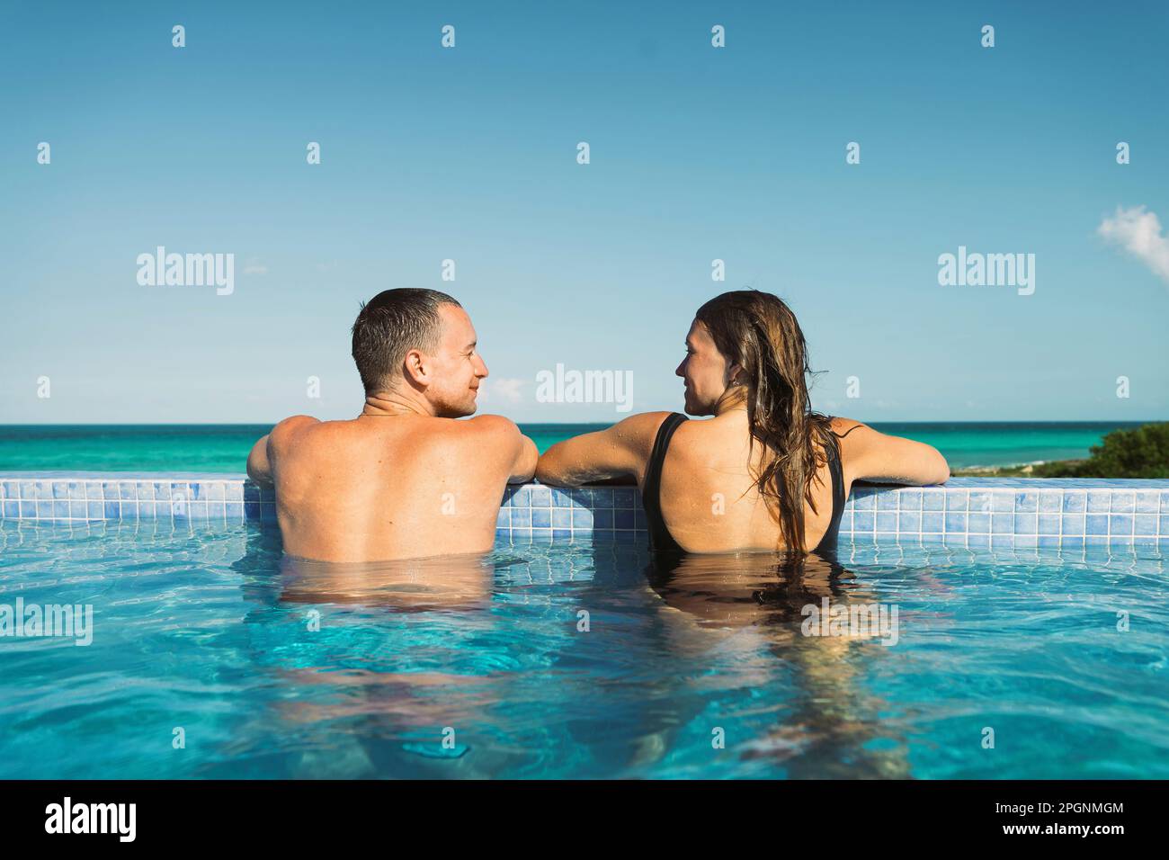Ein Mann, der seine Freundin im Schwimmbad sieht Stockfoto