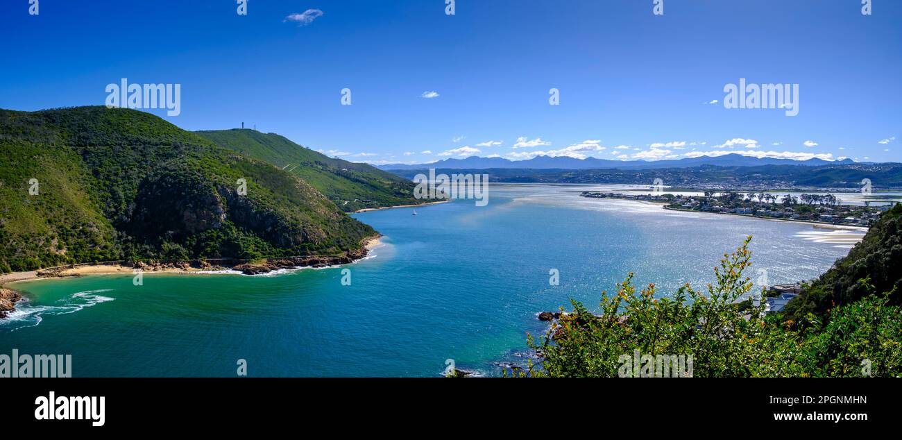 Südafrika, Ostkap, Panoramablick auf die Knysna Lagune Stockfoto