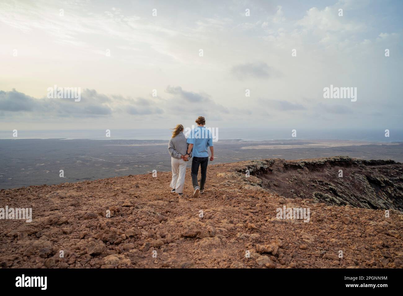 Mann und Frau erkunden Berge im Urlaub Stockfoto