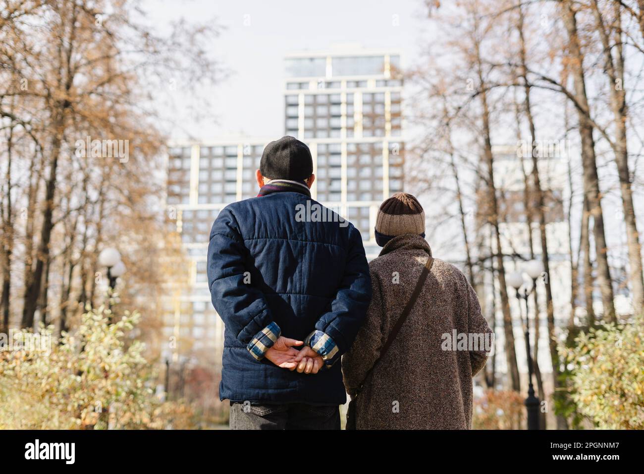 Seniorin und Seniorin spazieren im Herbstpark Stockfoto