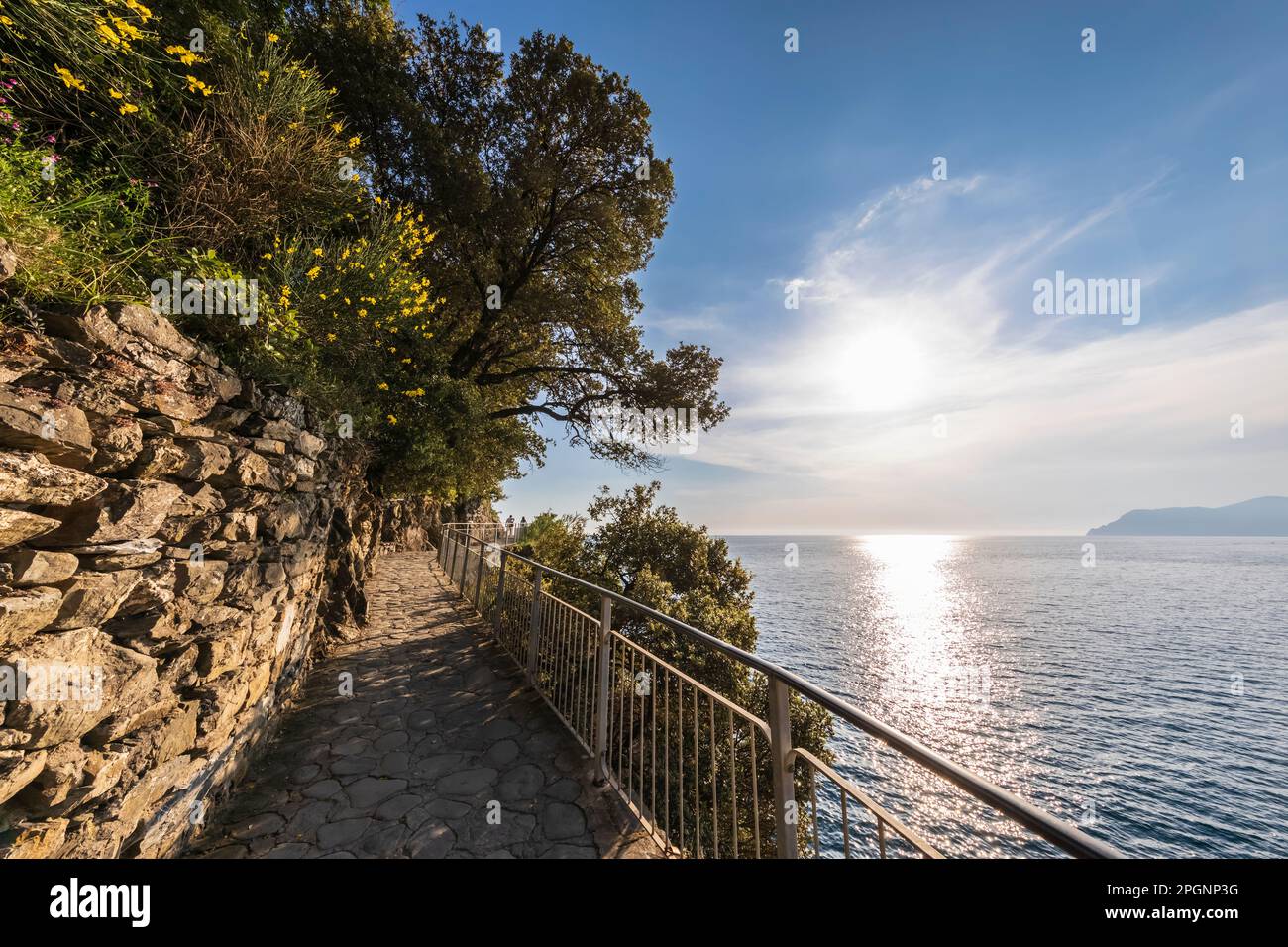 Italien, Ligurien, Manarola, Wanderweg entlang der Küste von Cinque Terre bei Sonnenuntergang Stockfoto